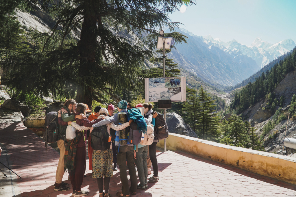 Группа туристов собралась в круг перед треккингом в горы Треккинг по гималайским тропам